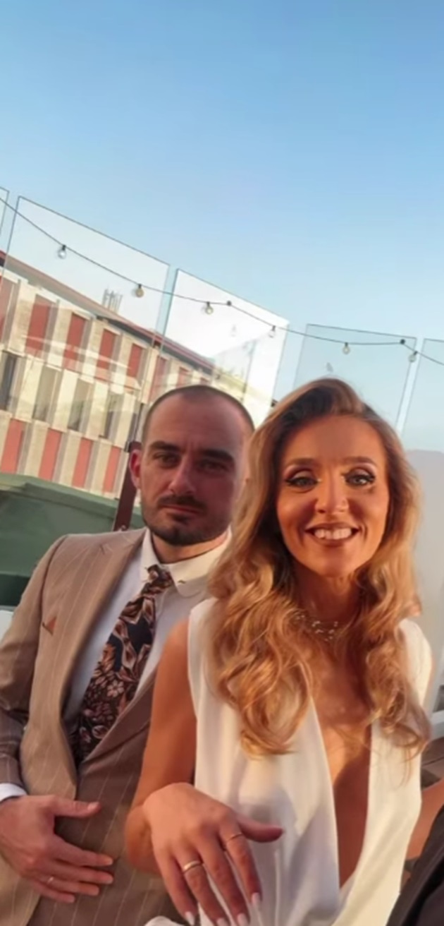 Ana Odagiu și Conrdaf Mericoffer în ziua nunții, fericiți, îmbrăcați în mire și mireasă, cu verighetele la vedere