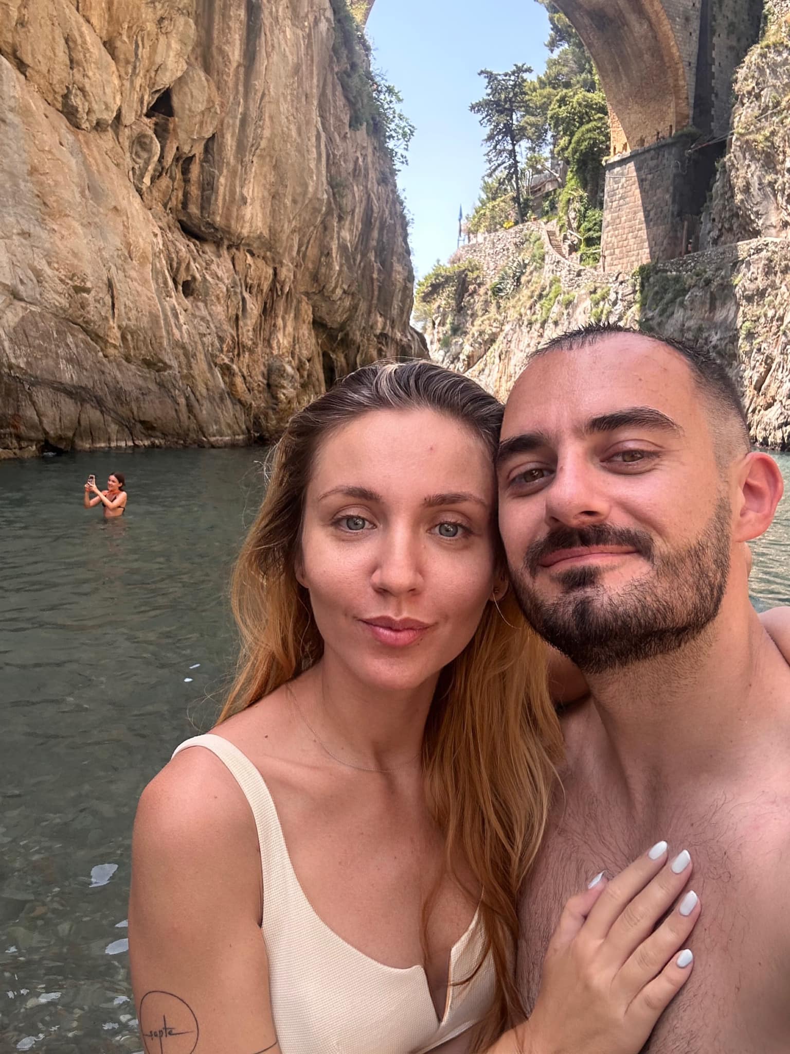 Ana Odagiu și Conrad Mericoffer, îmbrățișați și fericiți în vacanță, pe vremea când încă formau un cuplu