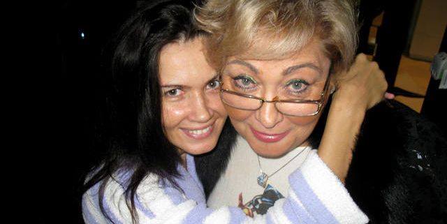 Oana Zăvoranu zâmbitoare, îmbrățișându-și mama, pe Mărioara Zăvoranu