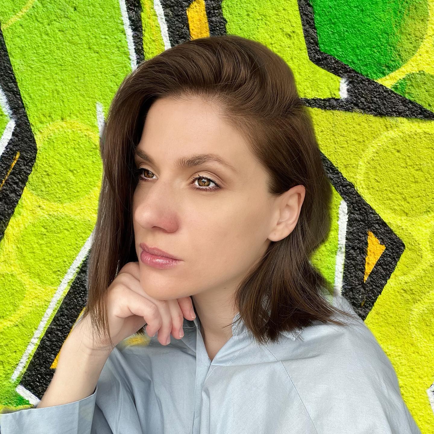 Tily Niculae făcându-și un selfie în timp ce privea într-o parte, ocolind obiectivul camerei