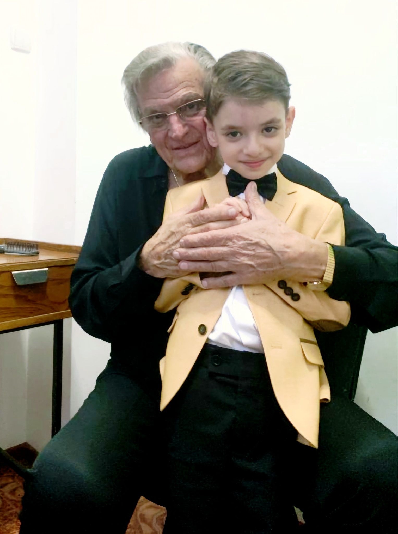 Florin Piersic ținându-l în brațe pe Rareș Prisacariu, câștigătorul sezonului 13 „Românii au talent”