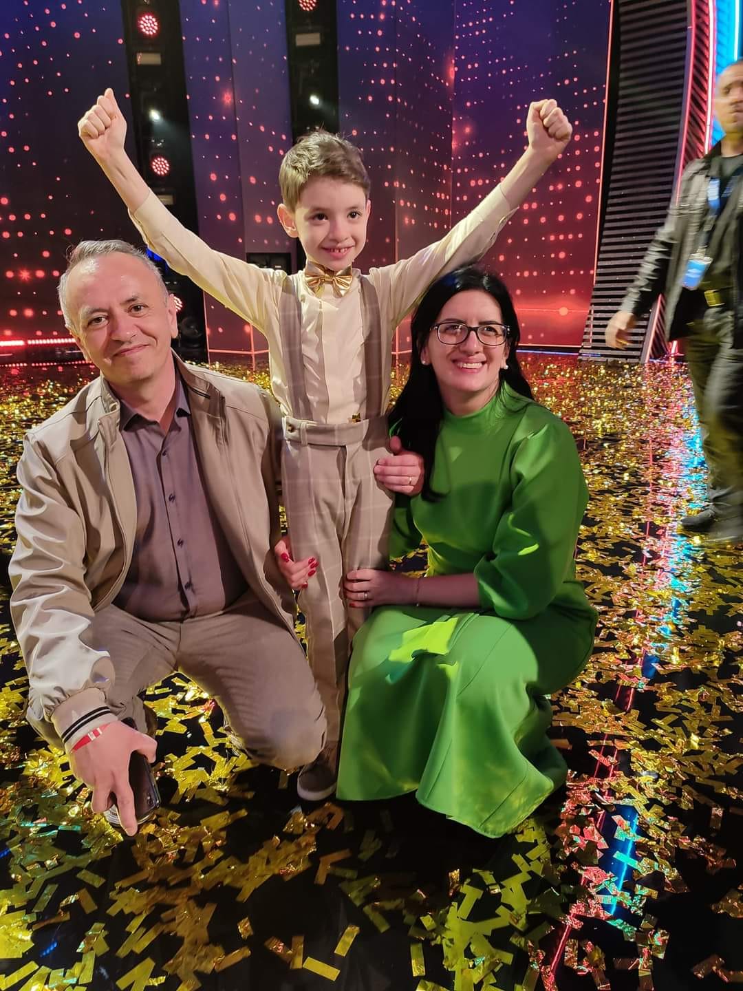 Rares Prisacariu pe scena de la „Românii au talent” alături de părinții săi