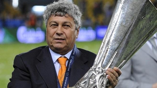 Mircea Lucescu ținând în mână cupa UEFA