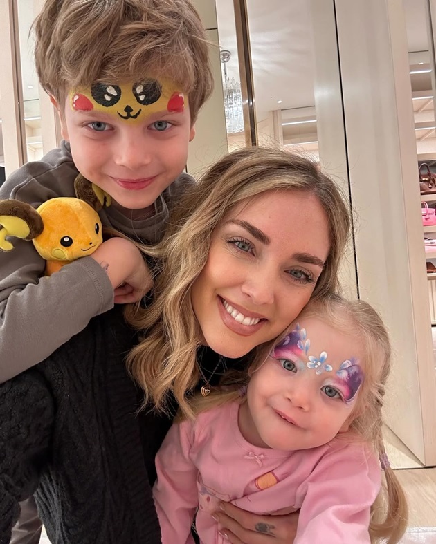 Chiara Ferragni alături de copiii ei, Leone și Vittoria, care erau pictați pe față în momentul realizării fotografiei