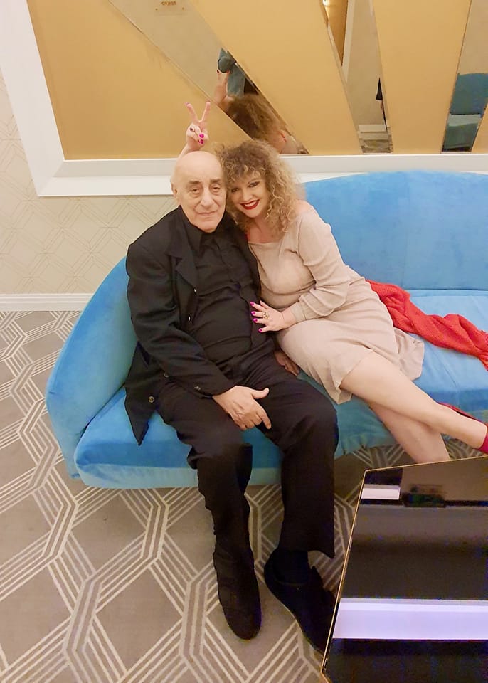 Oana și Viorel Lis stând îmbrățișați pe aceeași canapea