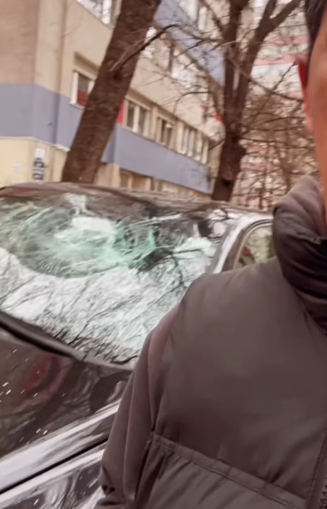 Parbrizul mașinii lui Lucian Viziru după ce a fost vandalizat