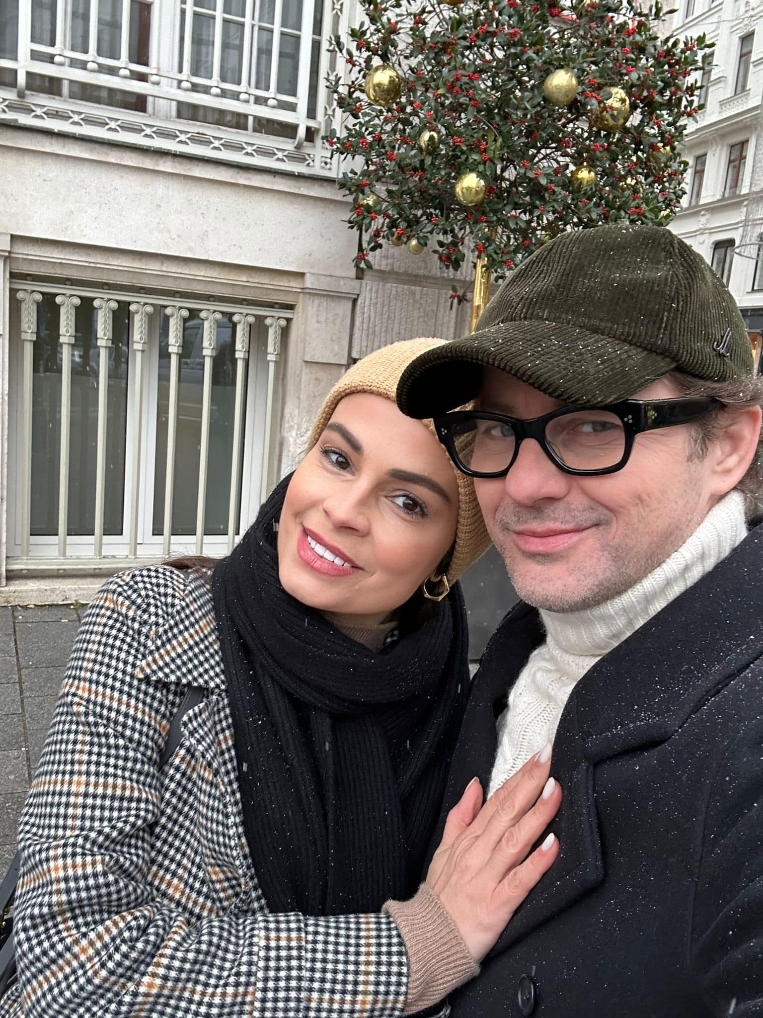 Anca Serea și Adi Sînă făcându-și un selfie, îmbrăcați gros și îmbrățișați