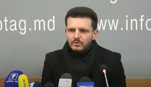 Roman Babițchi în timpul conferinței de presă pe care a susținut-o după moartea soției sale