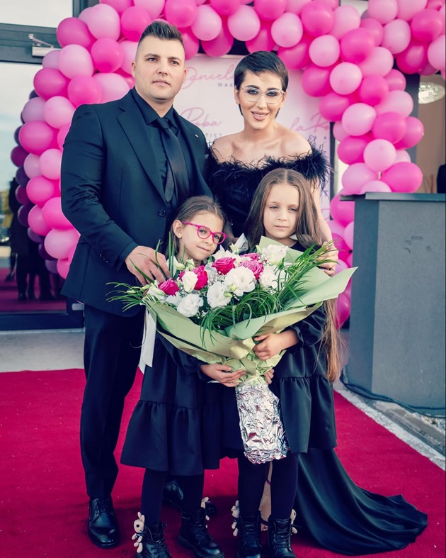 Dana Roba și Beni, alături de fiicele make-up artistei, care țin în brațe un buchet de flori, la deschiderea salonului mamei lor