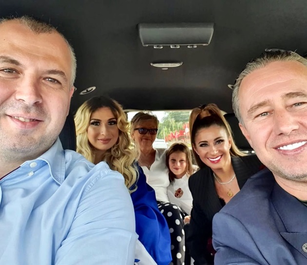 Tiberiu Dumitrescu, Anamaria Prodan și Laurențiu Reghecampf în mașină alături de doi dintre copiii lor și de