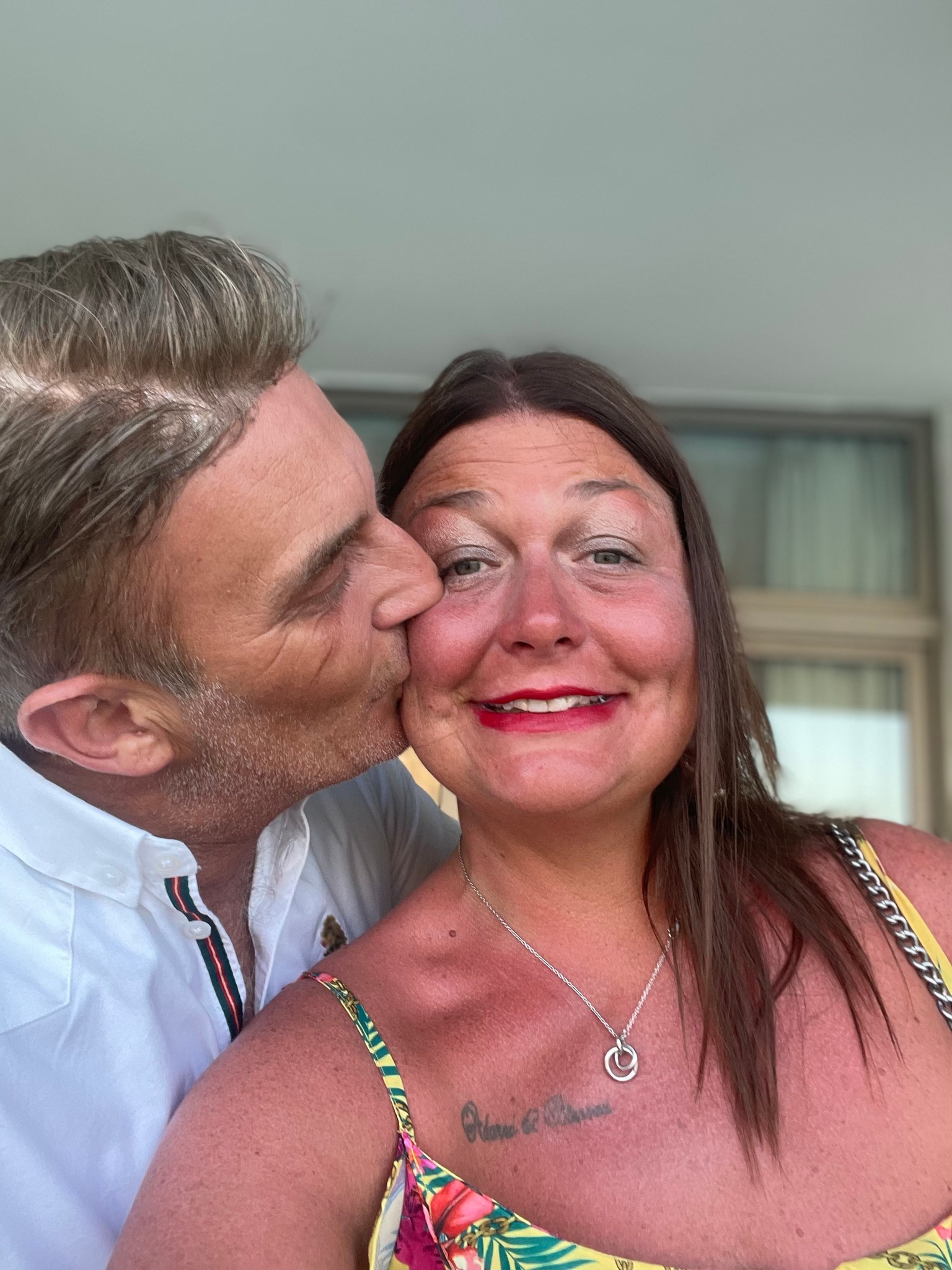 Karen Ovenell sărutată pe obraz de un apropiat