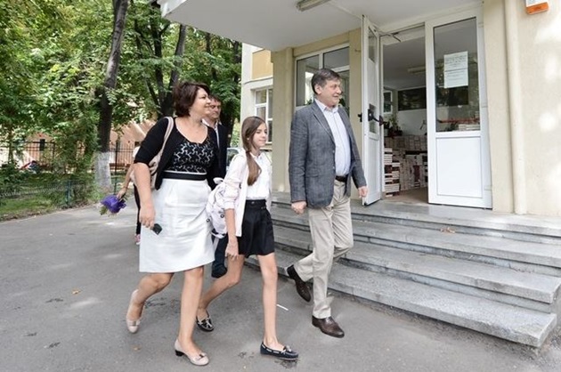 Politicianul Crin Antonescu alături de fiica sa din prima căsnicie și Adina Vălean, în prima zi de școală a copilei
