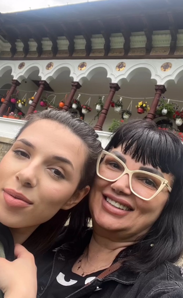 Ozana Barabancea alături de fiica ei, Gloria Barabancea, în curtea unei biserici