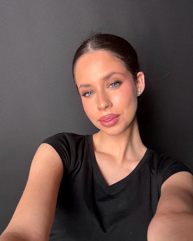 Violeta Bănică, fiica Andreei Marin și a lui Ștefan Bănică Junior, făcându-și un selfie lângă un perete de culoare închisă, în timp ce era îmbrăcată într-un tricou negru