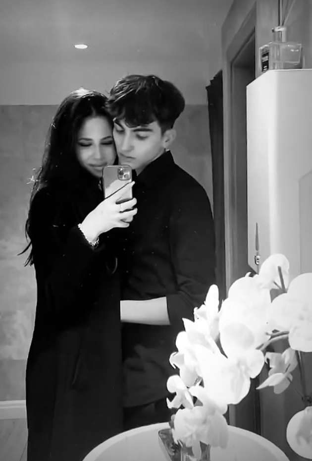 Violeta Bănică și iubitul ei, George, îmbrăcați asortat, în negru, făcându-și poză împreună în oglinda din baie