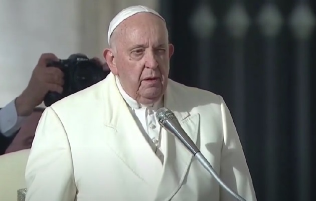 Papa Francisc, îmbrăcat în hainele papale, vorbind la microfon, în fața mulțimii
