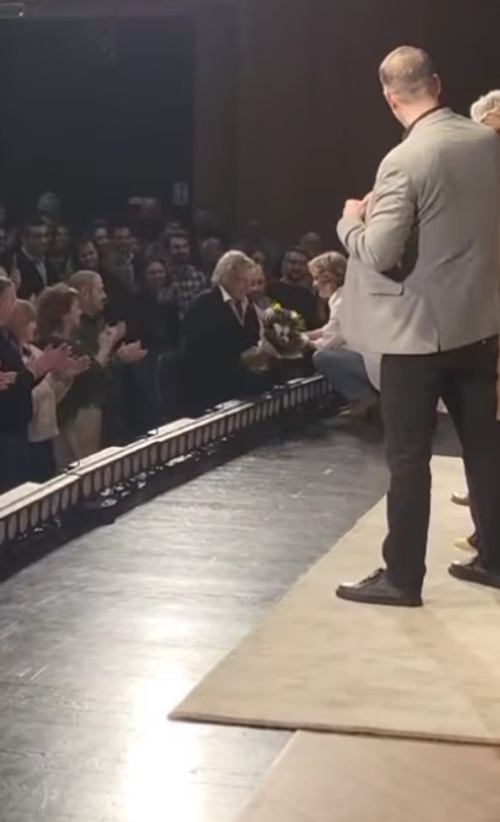 Florin Piersic oferind flori actrițelor de pe scena teatrului din Cluj