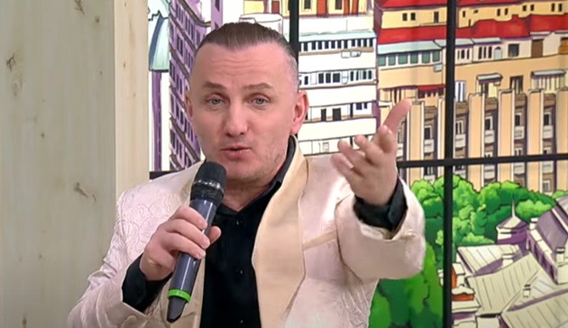 Mihai Trăistariu vorbind la microfon în emisiunea lui Cătălin Măruță de la ProTV