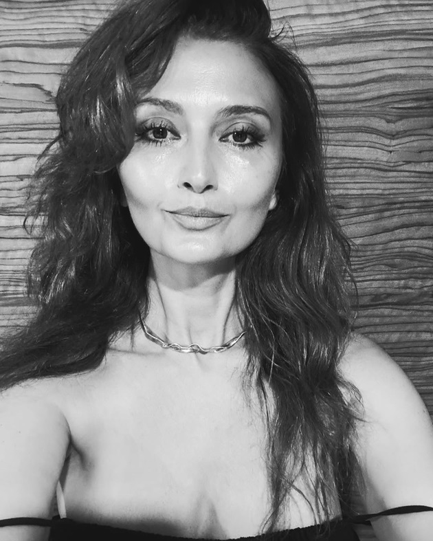 Imagine alb-negru cu creatoarea de modă Maria Lucia Hohan, într-un maiou negru, cu bretelele căzute de pe umeri
