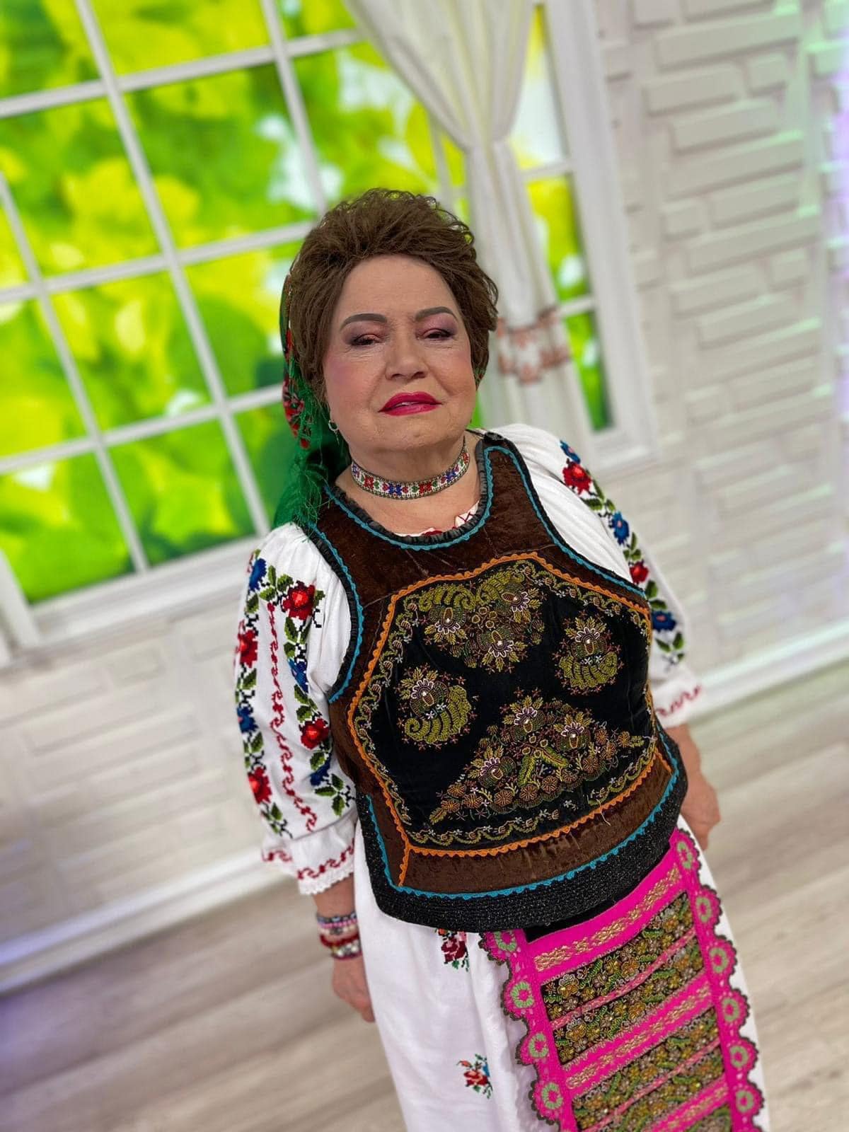 Saveta Bogdan în costum popular, în platoul unei emisiuni
