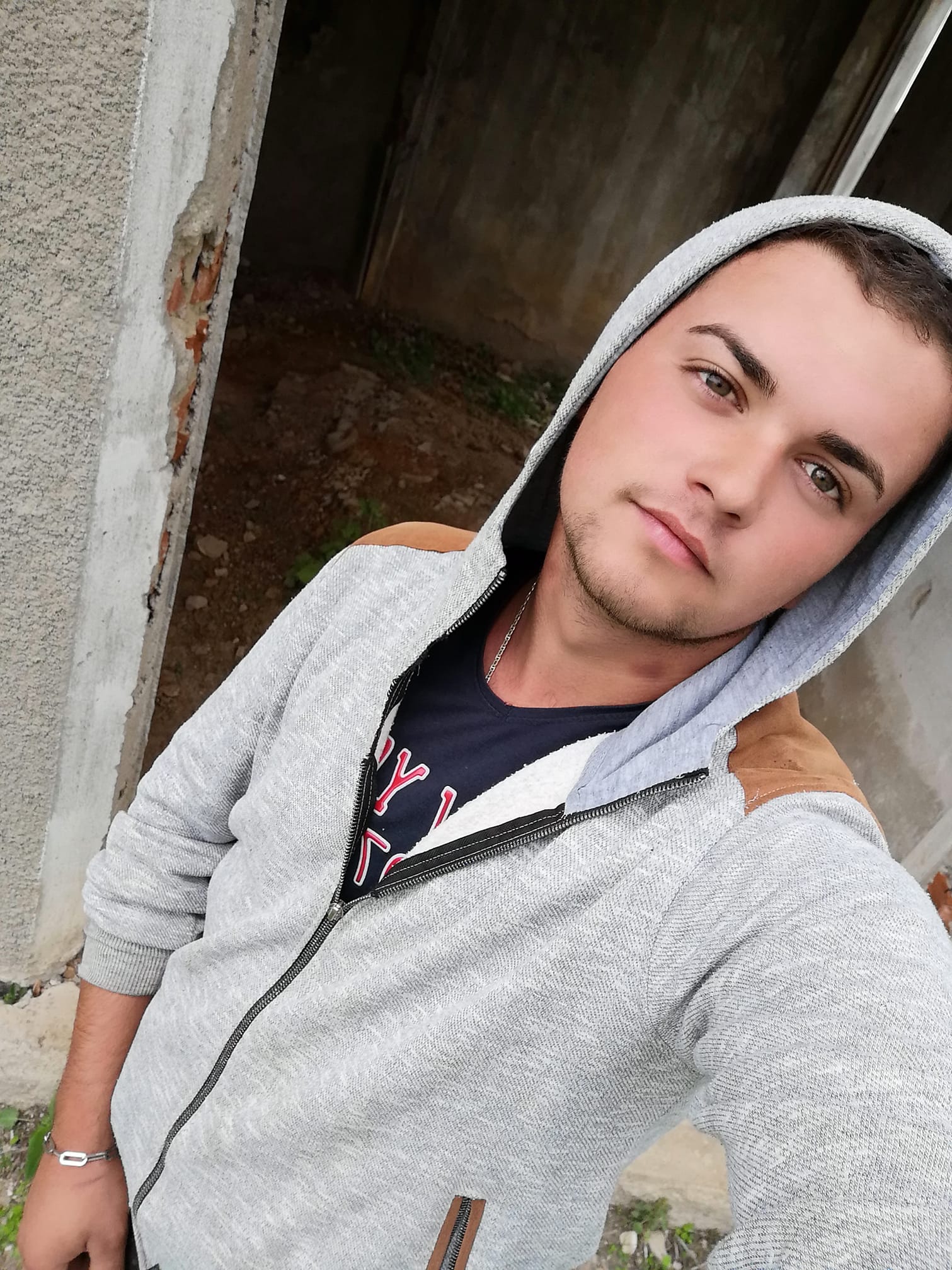 Valentin Ionuț Sandu într-un hanorac gri, cu gluga pe cap