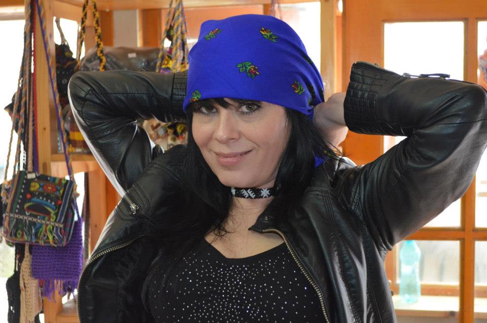 Mariana Moculescu îmbrăcată în negru, cu un batic albastru pe cap