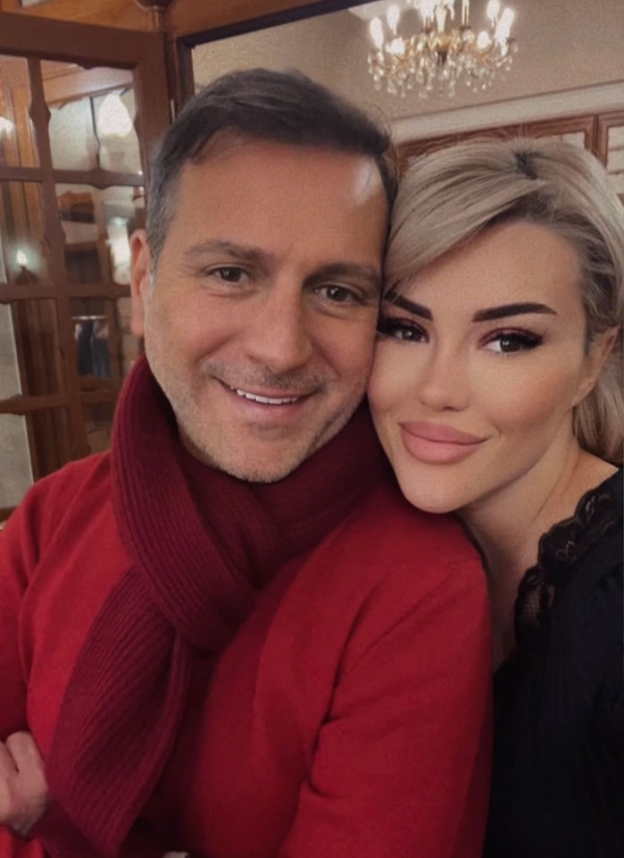 Iulia și Christian Sabbagh apropiați, îmbrăcați în roșu și negru