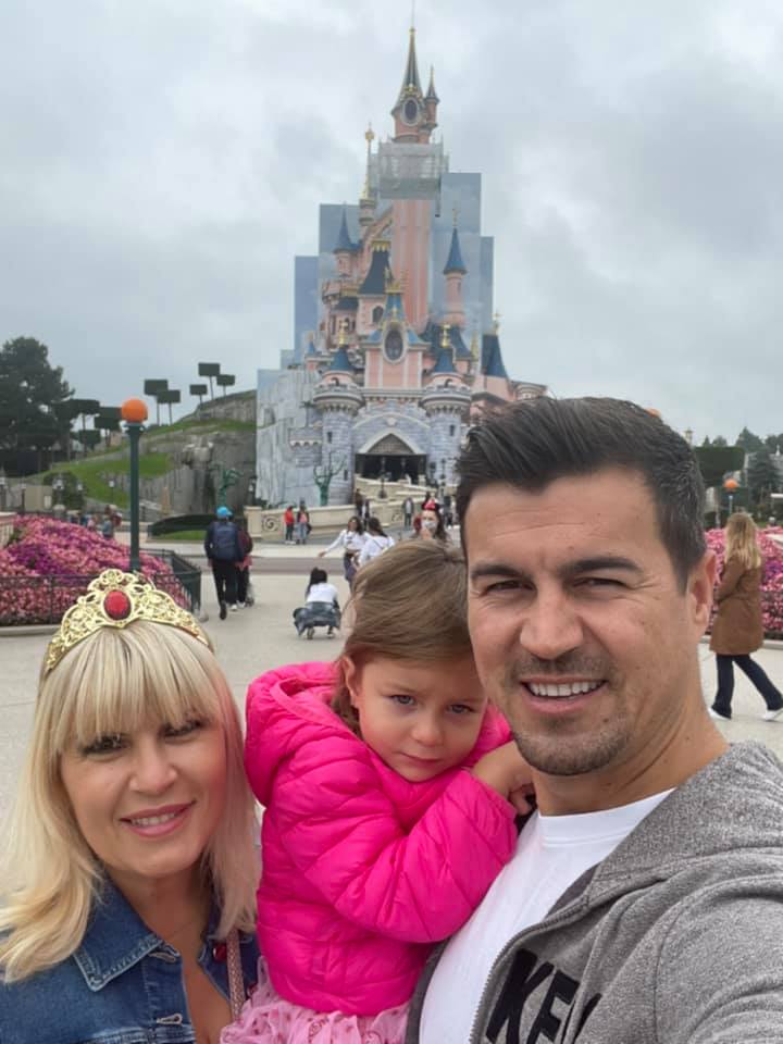 Elena Udrea la Disneyland alături de partenerul ei și de fiica lor