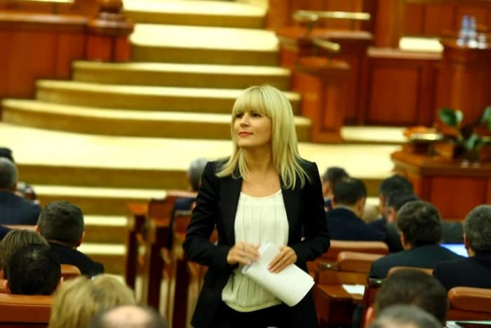 Elena Udrea în Parlament, într-un costum negru și o bluză albă