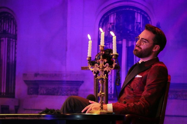 Tenorul Octavian Ene, pe scenă, în timpul unui spectacol