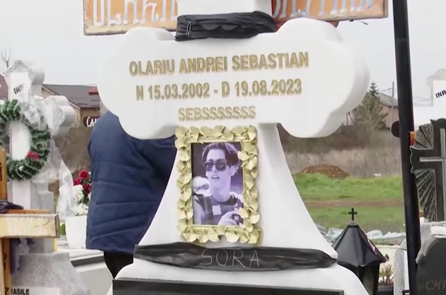 Mormântul lui Sebastian Olariu, cu totografia lui în ramă aurie
