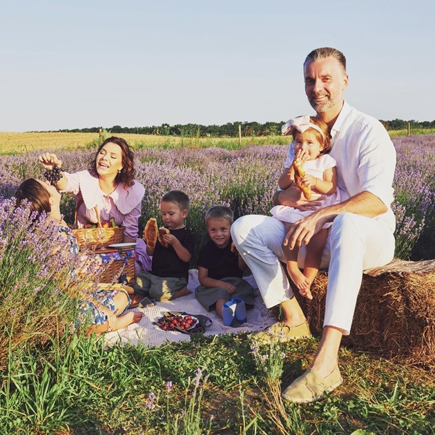 Cezar Ionașcu și soția sa alături de patru dintre copii lor, la picnic, pe un câmp de lavandă