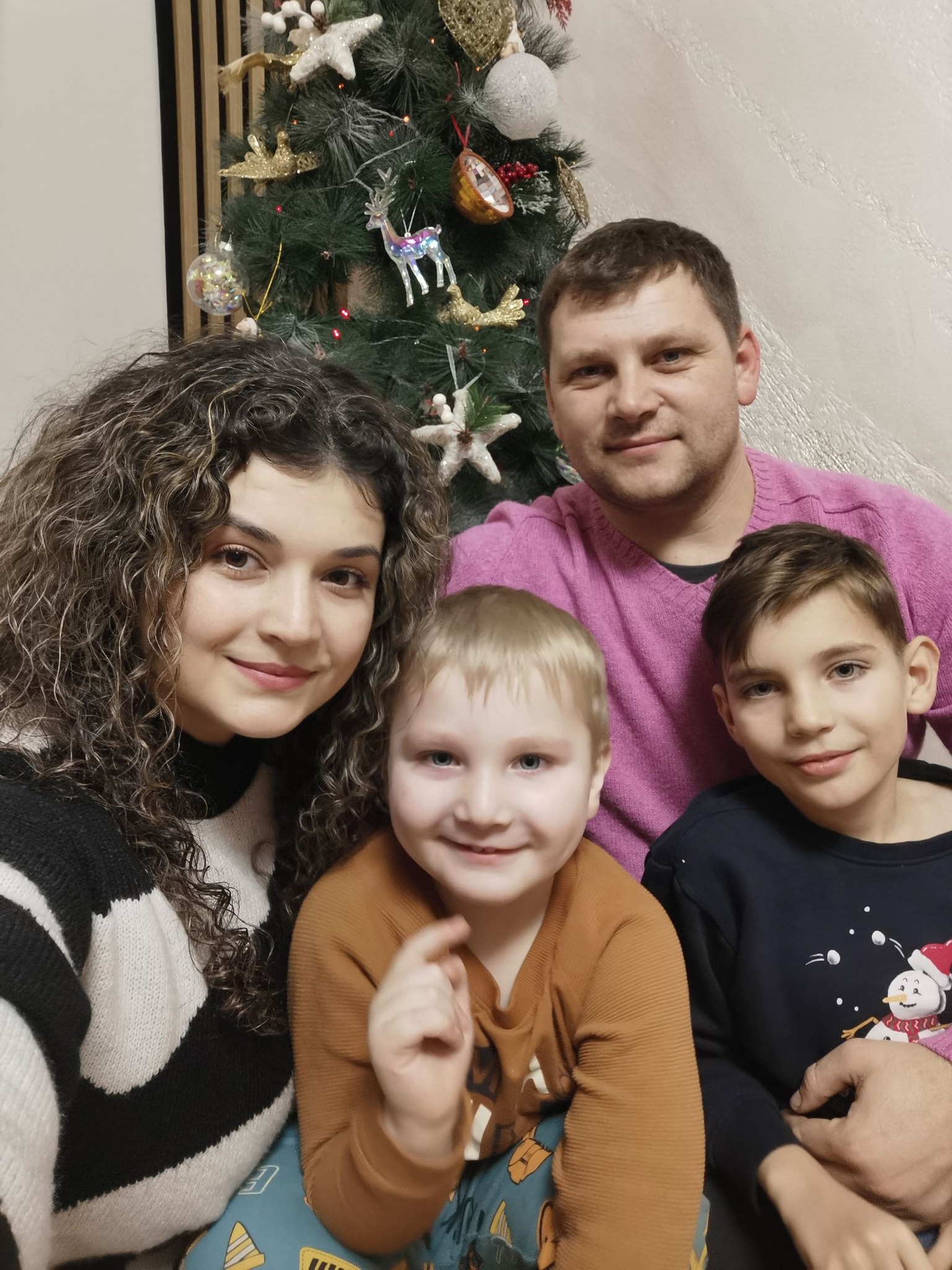 Cătălin Bobocea alături de soție și de cei doi copii, lângă bradul de Crăciun