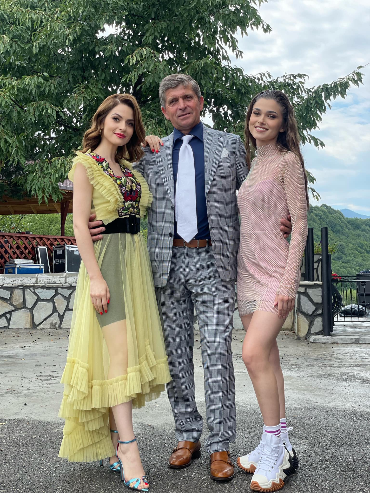 Theo Rose alături de sora ei și de tatăl lor la un eveniment, îmbrăcați în ținute festive