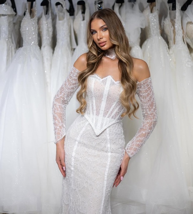 Nicolle Fota, iubita lui Cătălin Botezatu, îmbrăcată în rochie de mireasă, într-un magazin de rochii pentru nunți