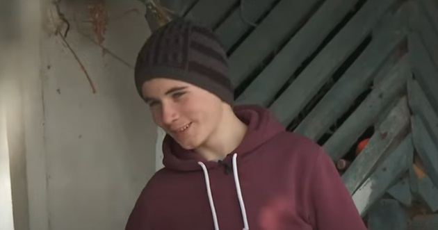 Mihai Vernica zâmbitor, în gospodărie - tânărul de 16 ani care a murit strivit de o cracă