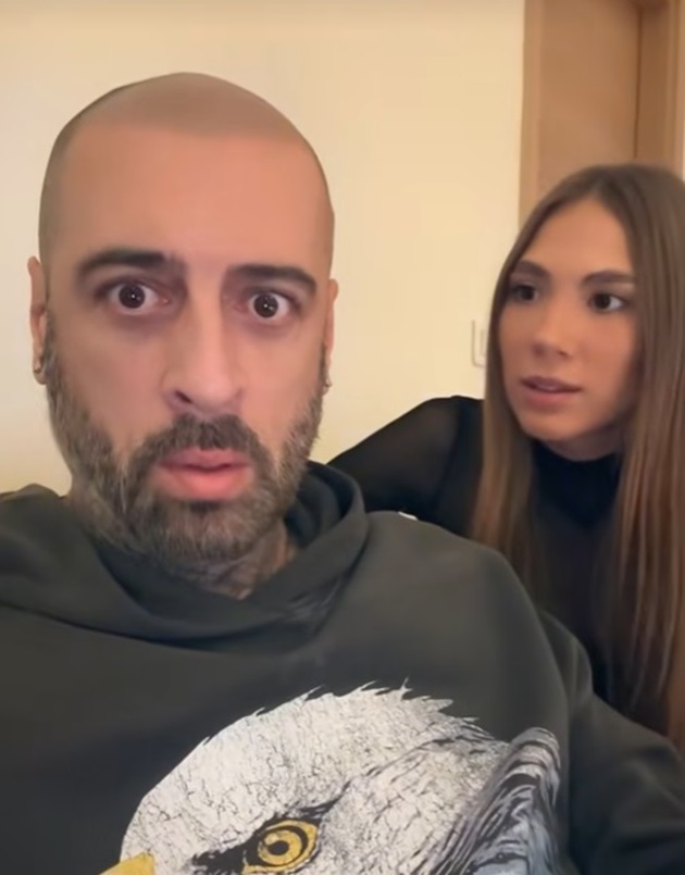 CRBL și Olga Guțanu, iubita sa, în timp ce filmau un clip amuzant pentru TikTok, stând amândoi pe canapea