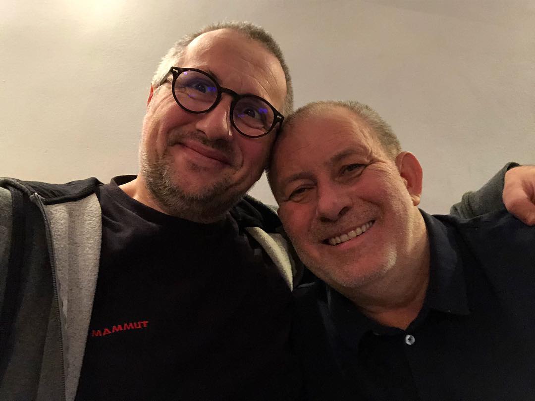 Bogdan Talașman ținându-l de gât pe Florin Busuioc, bucuroși să se revadă, după infarctul suferit de Busu 