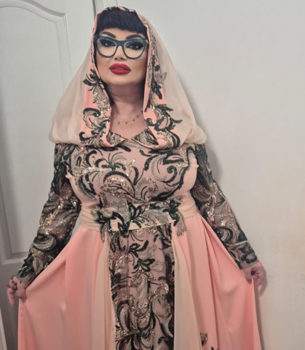 Ozana Barabancea înainte de un spectacol, îmbrăcată în hainele de scenă