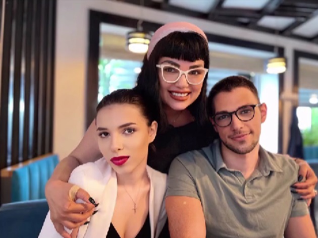 Ozana Barabancea îmbrățișându-și cu bucurie cei doi copii pe care îi are din mariajul cu Sorin Terinte