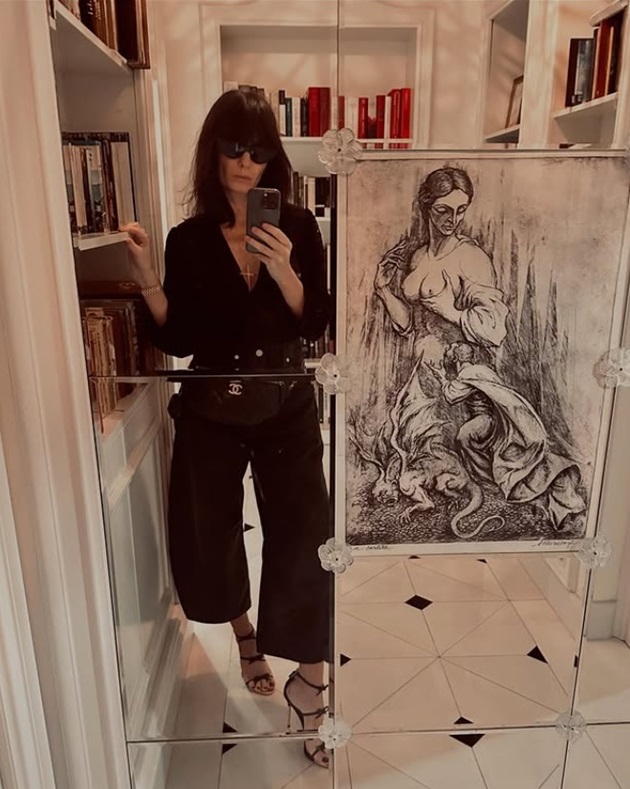 Dana Budeanu făcându-și un selfie în oglindă, îmbrăcată în negru, cu ochelarii de soare la ochi în casă