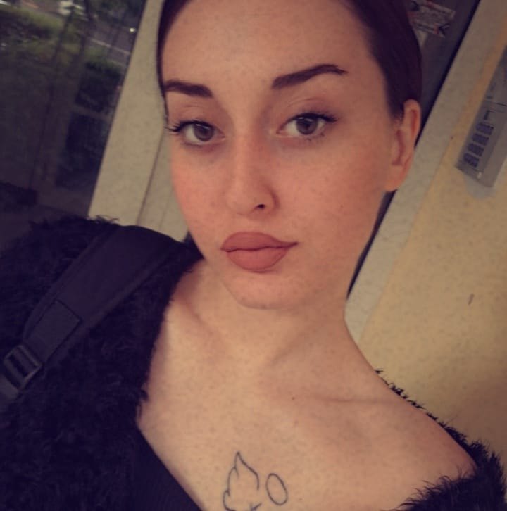 Amalia Andronache făcându-și un selfie în care își arăta tatuajul de pe claviculă