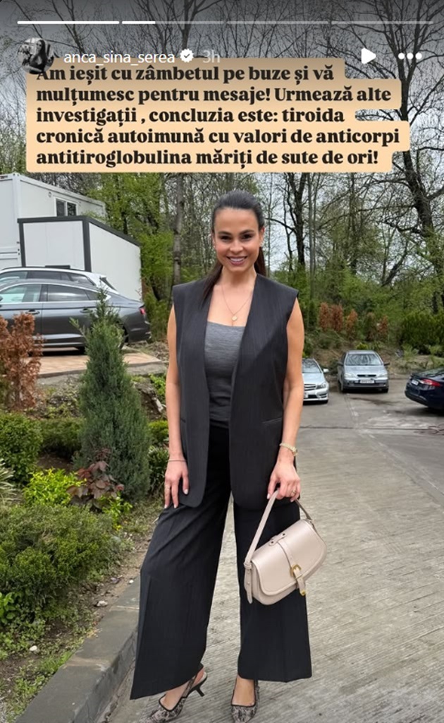 Anca Serea zâmbitoare, după ce a ieșit din cabinetul medicului, , îmbrăcată în negru și gri