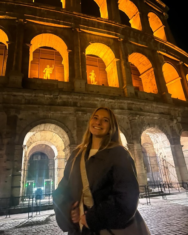 Anne Tierney zâmbitoare, la Colosseumul din Roma, cu doar câteva săptămâni înainte de a muri