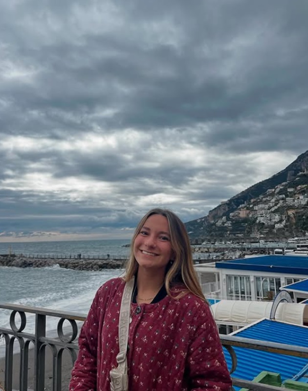 Anne Tierney zâmbitoare, explorând frumusețile Italiei