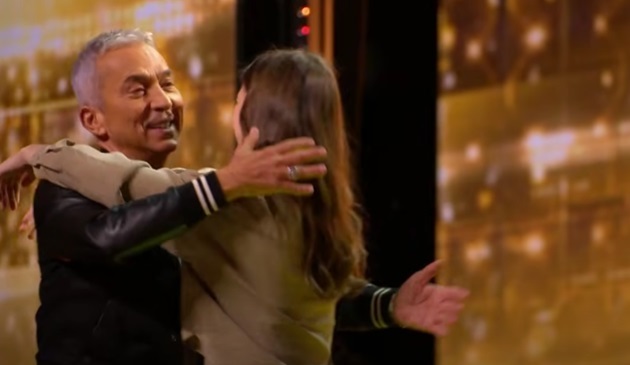 Bruno Tonioli și Maya Giotea îmbrățișându-se pe scena de la „Britain’s Got Talent”