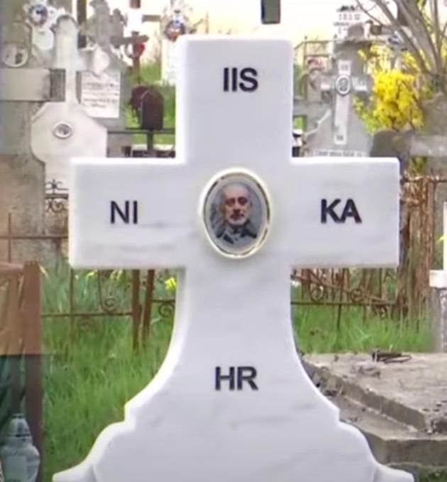 Locul de veci al lui Viorel Lis, cruce de marmură cu poza lui