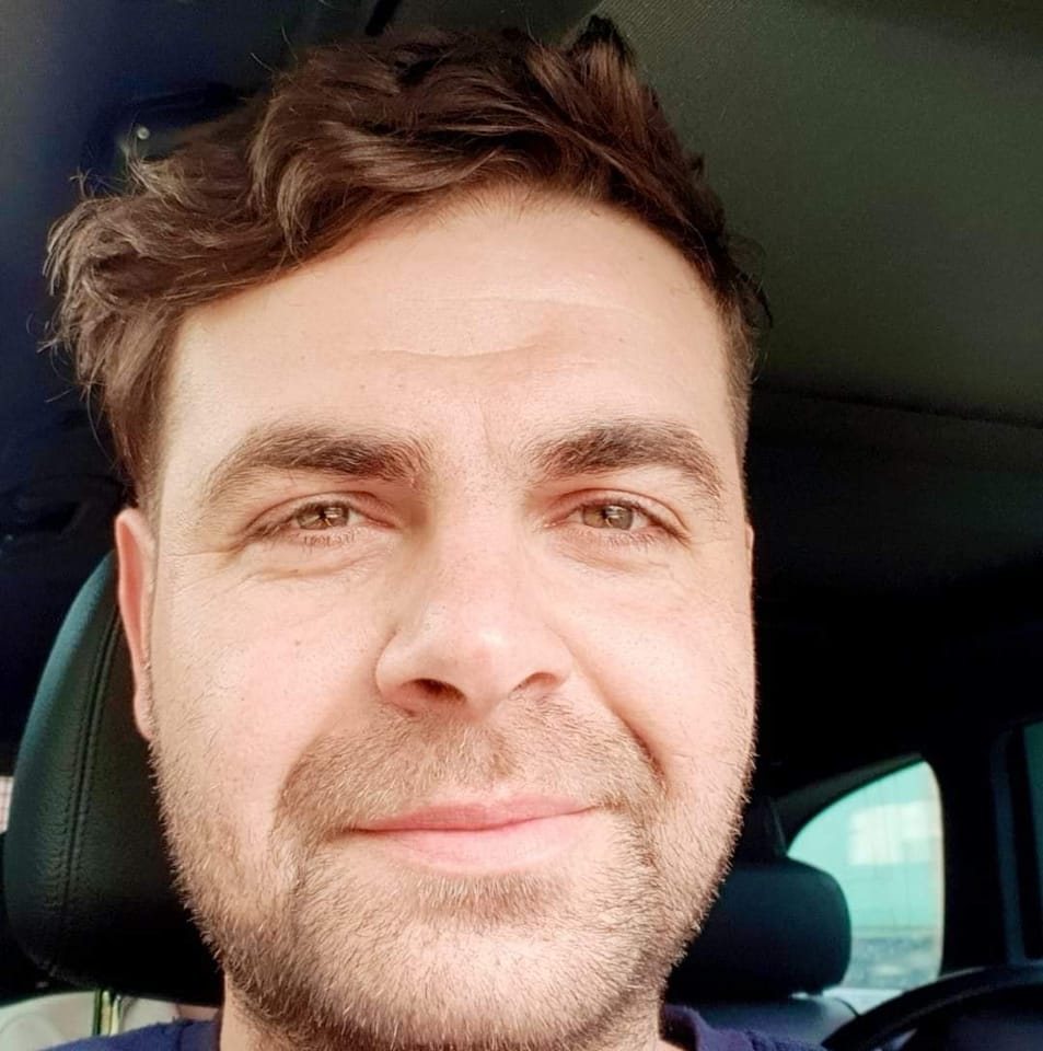 Alexandru Aftimescu zâmbitor, făcându-și un selfie în mașină