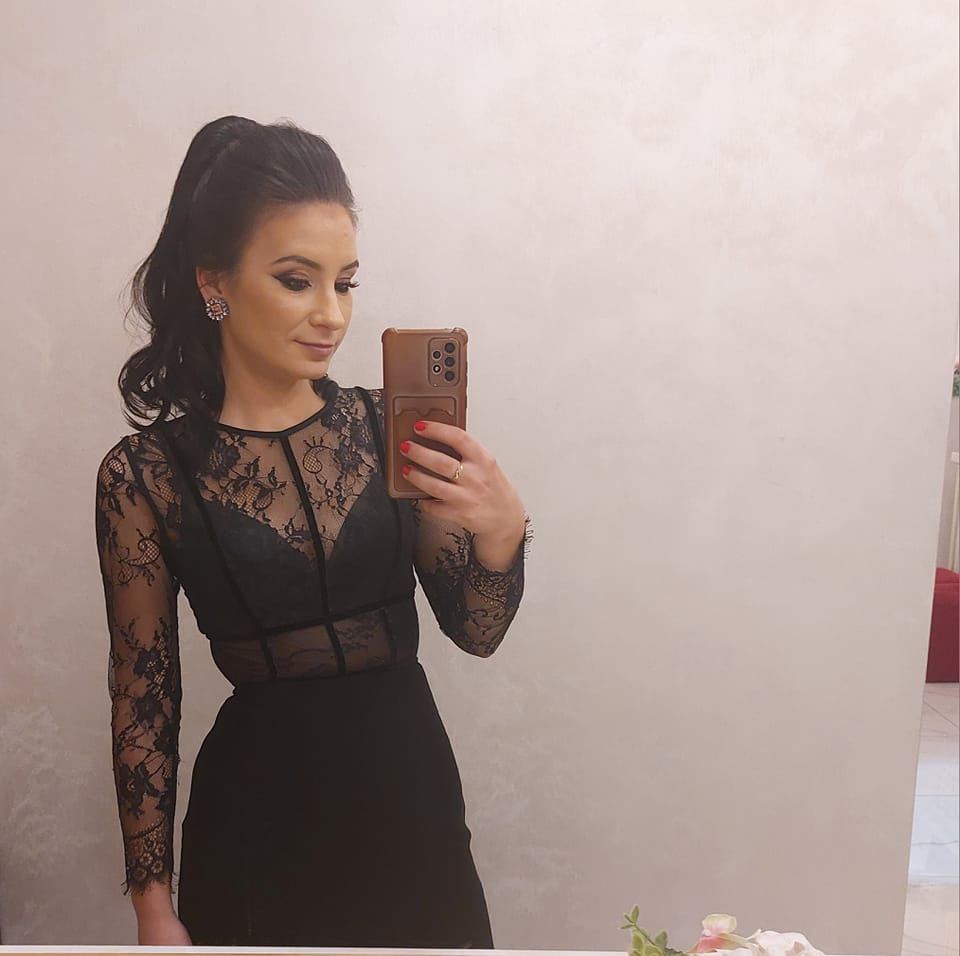 Nicoleta, tânăra decedată în accidentul de pe drumul dintre Năvodari și Lumina, într-o rochie neagră din dantelă, făcându-și un selfie în oglindă