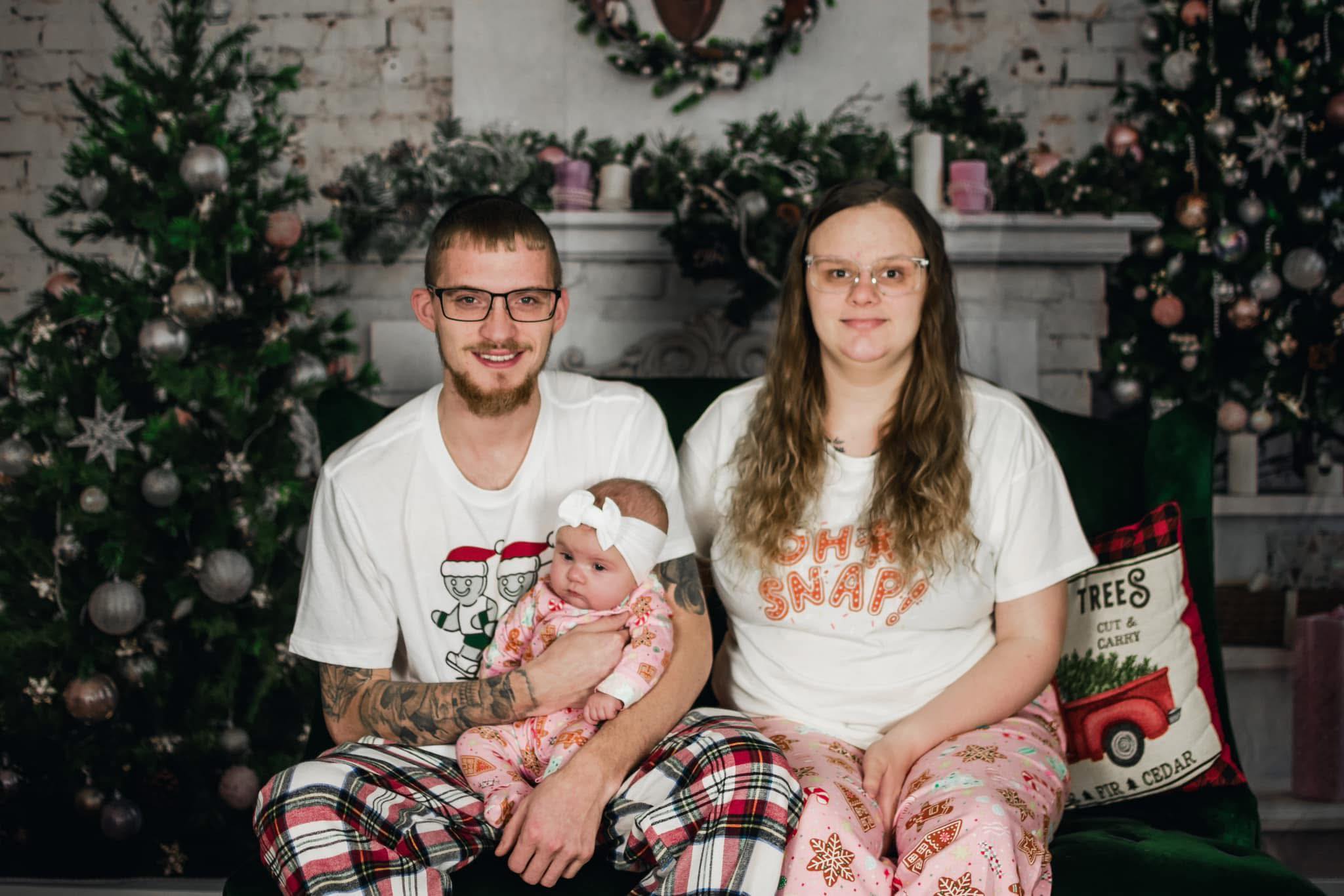 Kameron Turner și partenera sa, Mackenzie Copley, alături de fiica lor, Elizah Turner la o ședință foto de Crăciun